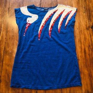 Blue t shirt with sequin crane accent